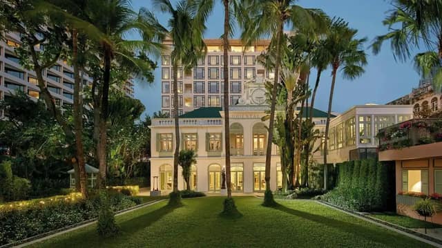 Mandarin Oriental, Bangkok colonial wing and garden at dusk