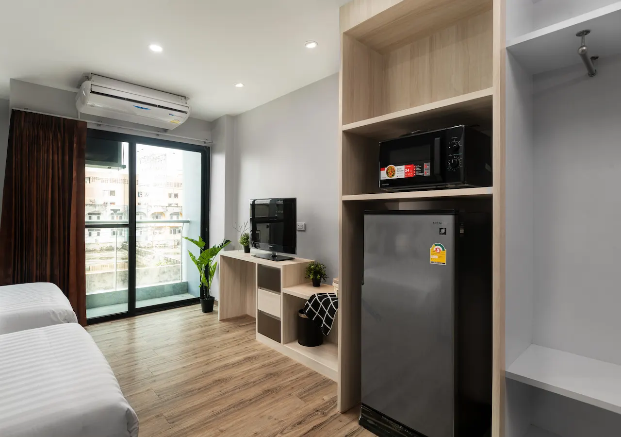 Room with a refrigerator, microwave and desk at VSK Residence