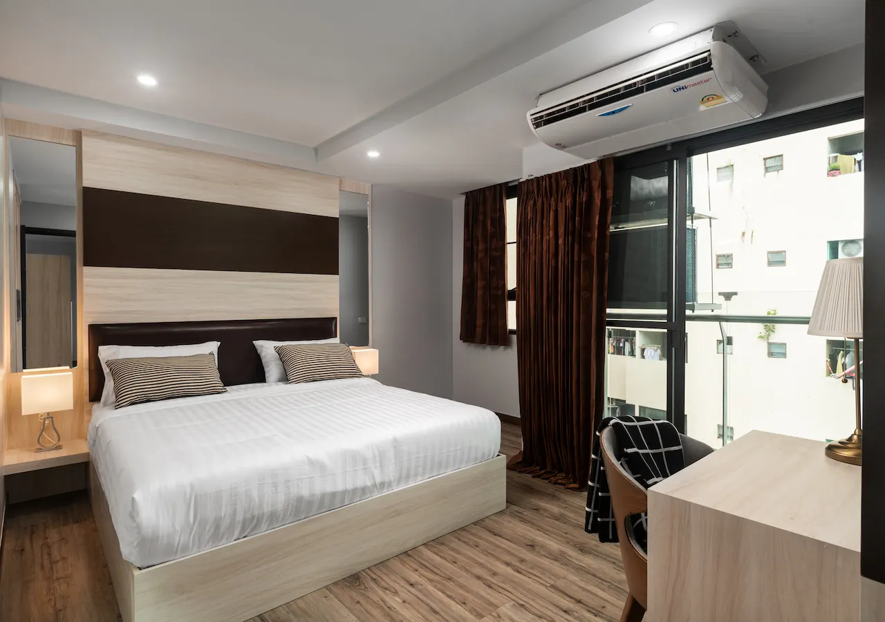 Double room with a king bed and a balcony door at VSK Residence