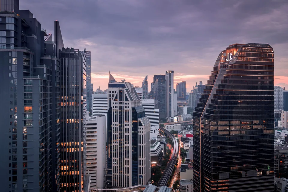 Hyatt Regency Bangkok Sukhumvit tower at dusk via Expedia