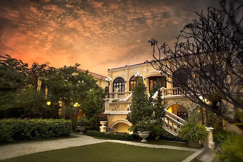 Praya Palazzo mansion and lawn at sunset via Expedia